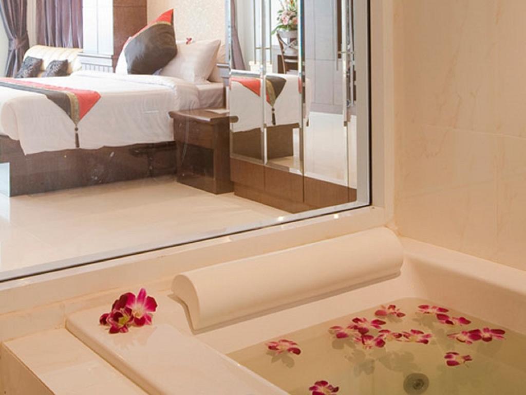 Rayaburi Beach Club Patong Phòng bức ảnh