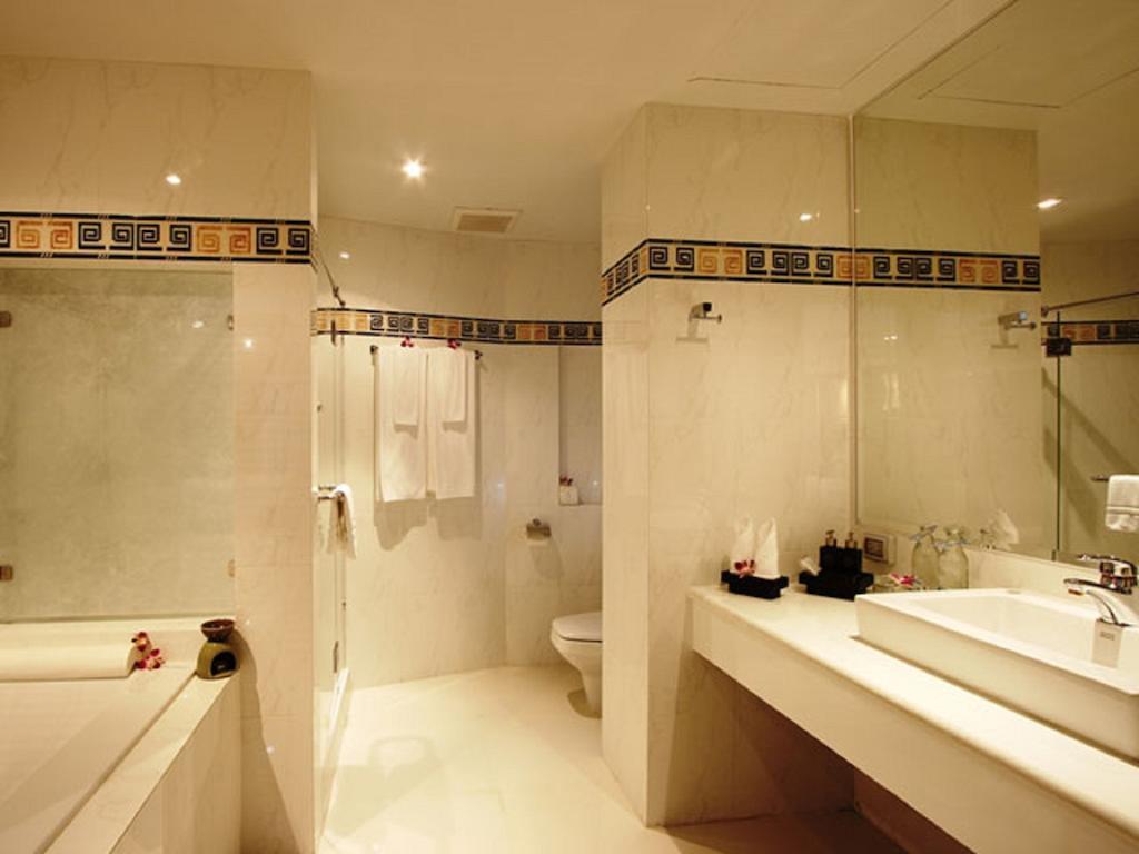 Rayaburi Beach Club Patong Phòng bức ảnh