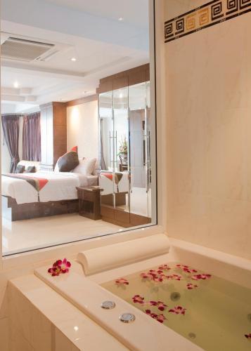 Rayaburi Beach Club Patong Phòng bức ảnh